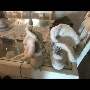 White winter boots furry inside size 8 brand new💜